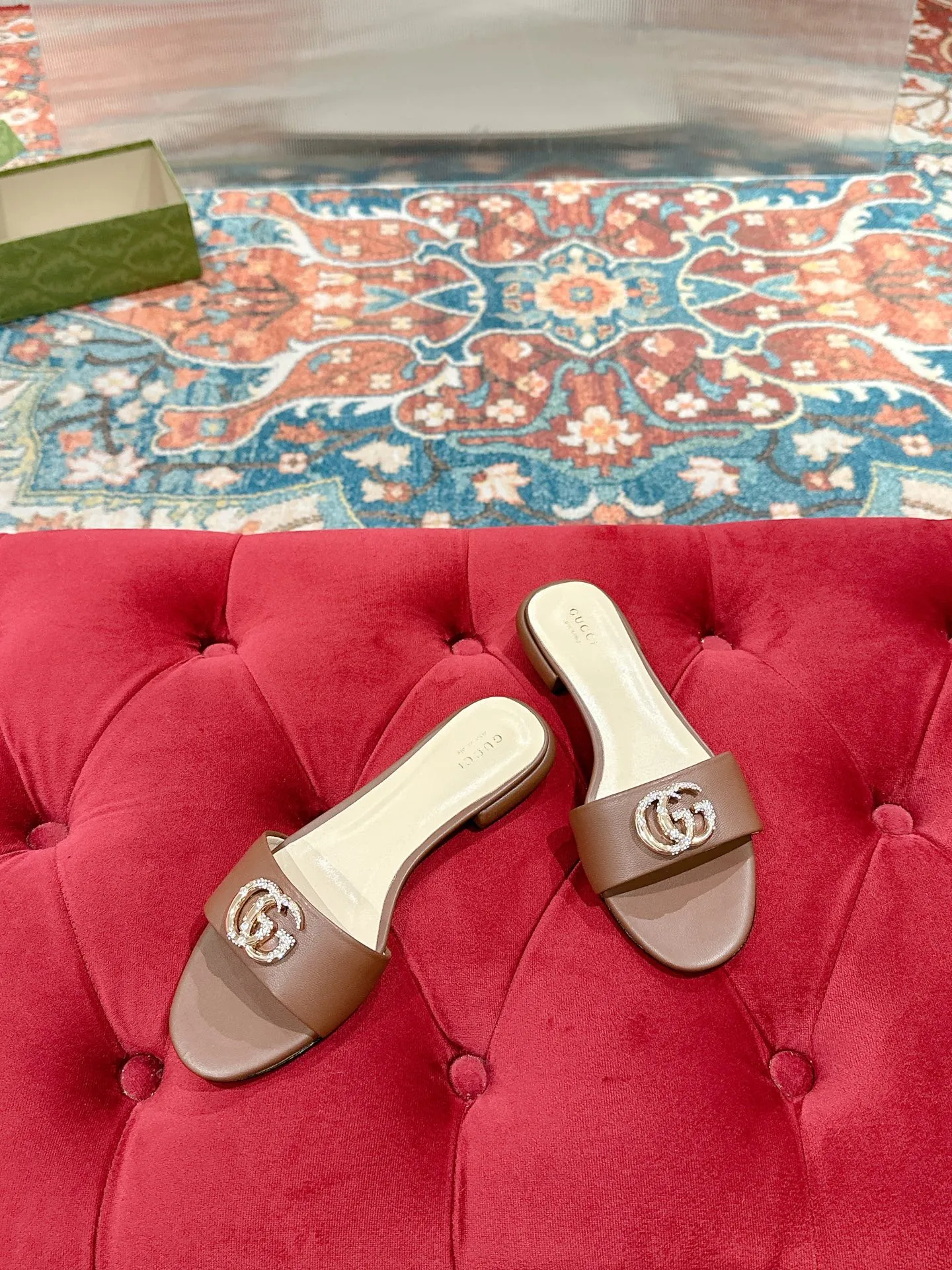 👟👟Ex-factory price 520👟👟 Every detail of Gucci's 2025 spring and summer new open-toe sandals and slippers has been carefully crafted, and design elements such as round toes and thick heels are cleverly used to create a fashionable retro style. The archived double G diamond-encrusted buckle details are reminiscent of the brand's fashionable atmosphere. ▪️Material: original custom sheepskin ▪️Inner lining/foot: high-end custom sheepskin ▪️Heel height: 1.0cm ▪️Number of yards: 35-39 (customized at 40.41.42, non-returnable)